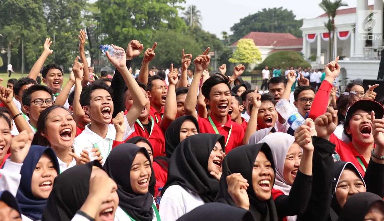 Para peserta Program Penguatan Pendidikan Pancasila ikut bernyanyi saat Giring Nidji tampil menghibur di halaman Istana Bogor, Jawa Barat, Sabtu (12/8). Acara tersebut diikuti 540 mahasiswa dari berbagai daerah. (Liputan6.com/Angga Yuniar)