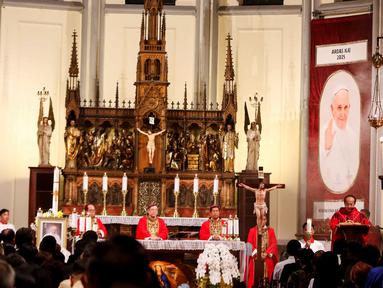 Suasana Misa Requiem atau Misa Arwah atas meninggalnya Paus Fransiskus di Gereja Katedral Jakarta, Kamis (24/4/2025) sore. (Liputan6.com/Herman Zakharia)