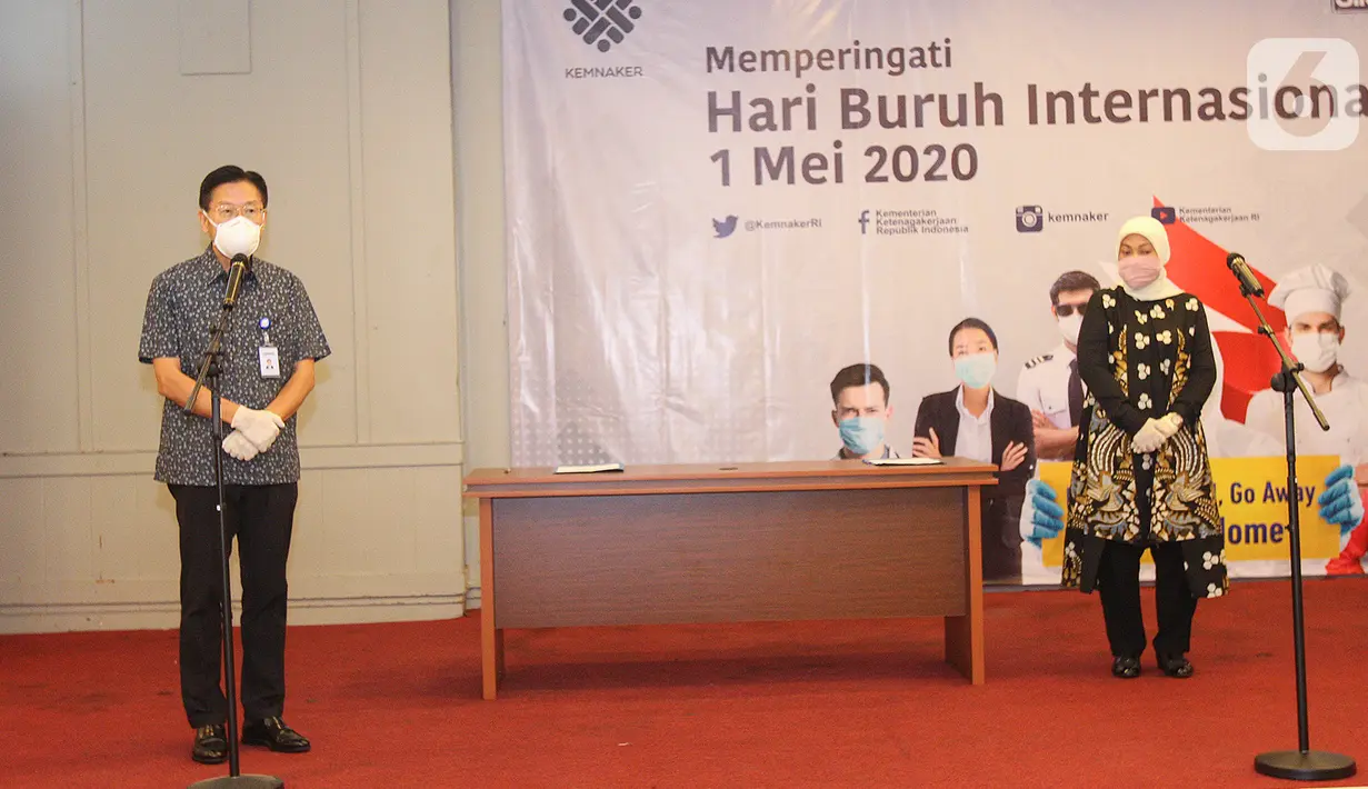 Pendiri Yayasan Pendidikan Pelita Harapan James Riady didampingi Menaker Ida Fauziah memberi sambutan pada acara sumbangan 1000 rapid test untuk para pekerja dan buruh di Gedung Kemenaker, Jumat (1/5/2020). Rapid test diadakan 4 gelombang. (Liputan6.com/Fery Pradolo)