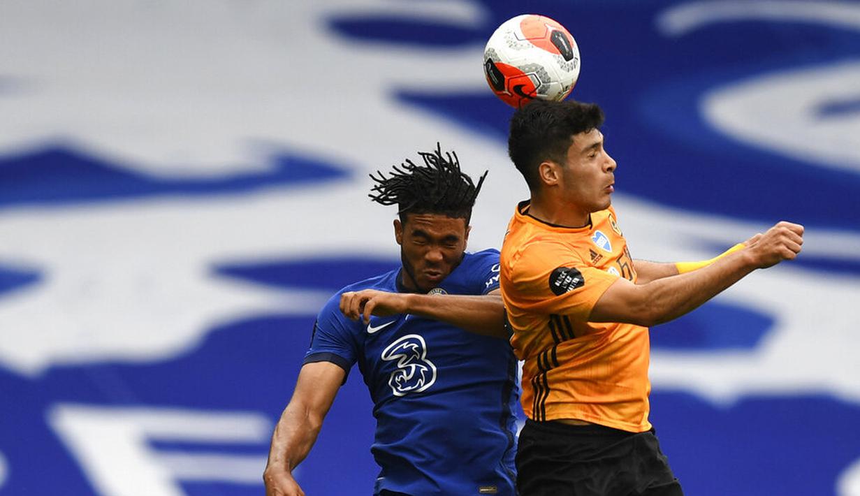 Pemain Chelsea, Reece James, berebut bola dengan pemain Wolverhampton Wanderers, Raul Jimenez, pada laga Premier League di Stadion Stamford Bridge, Minggu (26/7/2020). Chelsea menang dengan skor 2-0. (Daniel Leal-Olivas/Pool via AP)