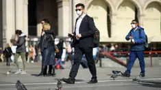 Warga memakai masker berjalan di Milan, Italia (24/2/2020). Kepala Departemen Perlindungan Sipil sekaligus Komisaris Luar Biasa untuk Darurat Coronavirus, Angelo Borrelli mengatakan enam orang meninggal dan 222 lainnya teruji positif infeksi COVID-19 di Italia. (Xinhua/Daniele Mascolo)