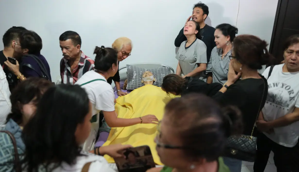 Anak dan istri mendiang Benny terus berada di sisinya sambil bercucuran air mata. Lantaran menurut mereka, kepergian sang ayah pada Selasa (24/10), terbilang cukup mengejutkan.  (Adrian Putra/Bintang.com)