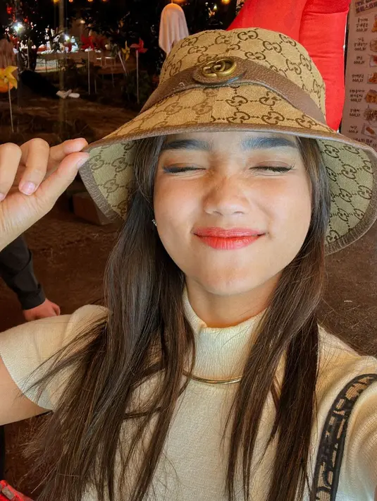 Penampilan manis Fuji ditutup dengan GG Canvas Bucket Hat seharga Rp9,3jutaan [@fuji_an]