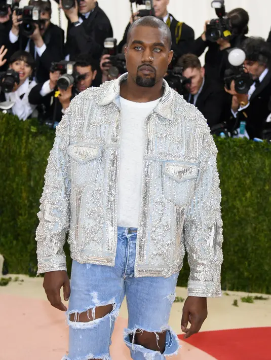 Kanye West sering menolak Kim Kardashian ketika dirinya mempunyai hasrat untuk berhubungan intim. Kanye selalu mengeluh capek dan tak ingin berhubungan intim dengan Kim. Hal tersebut membuat Kim marah dan tak mau bicara dengan suaminya. (AFP/Bintang.com)