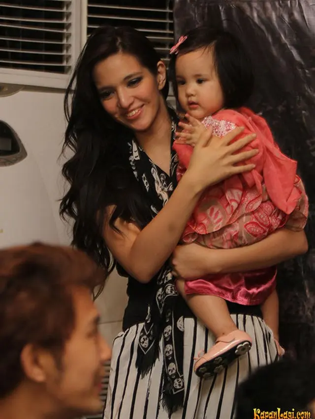 6 Transformasi Kebersamaan Nia Ramadhani dan Mikhayla dari Bayi Hingga Kini (