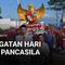 Beragam cara dilakukan warga untuk memperingati Hari Lahir Pancasila. Di Ende, Nusa Tenggara Timur, warga menggelar parade dengan mengenakan pakaian adat.