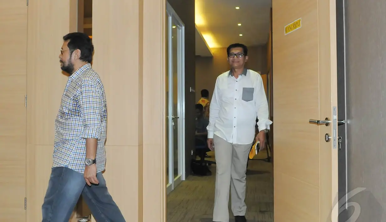 Agun Gunanjar (kanan) saat akan mengikuti pertemuan juru runding Islah di Kantor DPP Partai Golkar, Jakarta, Selasa (23/12/2014). (Liputan6.com/Herman Zakharia)