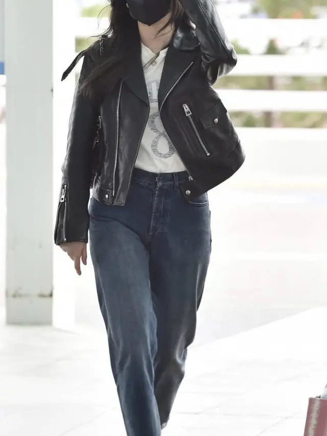 Jisoo Blackpink tampil santai namun tetap modis ketika pergi ke Paris Fashion Week/dok. Instagram