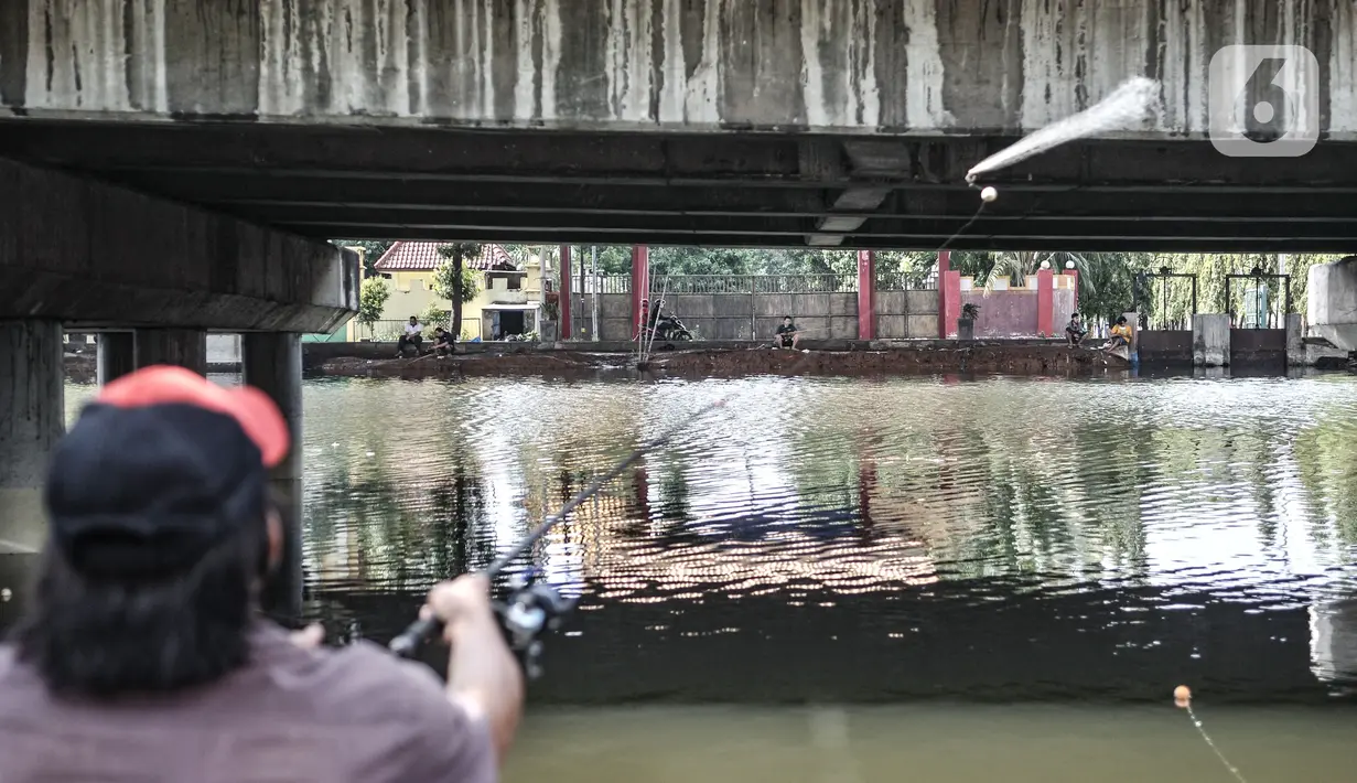 Warga saat memancing di Kali Ancol, Jakarta Utara, Kamis (11/3/2021). Ikan yang biasa didapat warga antara lain bawal dan mujair. (merdeka.com/Iqbal S. Nugroho)