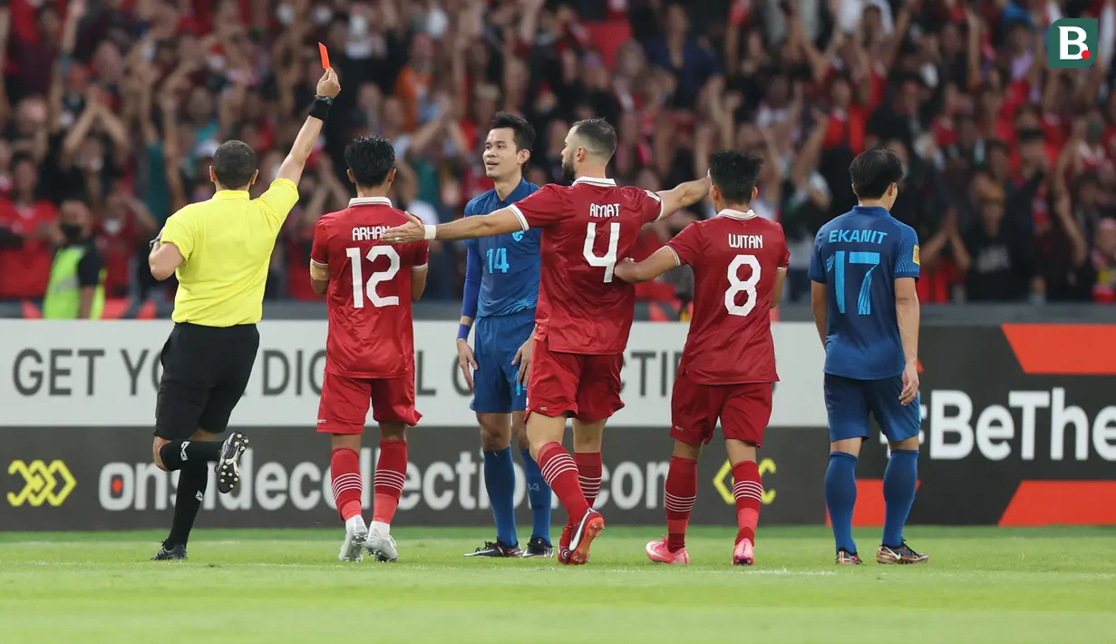 Wasit Mohammed Al Hoaish memberikan kartu merah kepada pemain Thailand, Sanrawat Dechmitr (tengah) saat menghadapi Indonesia dalam laga matchday ketiga Grup A Piala AFF 2022 di Stadion Utama Gelora Bung Karno, Senayan, Jakarta, Kamis (29/12/2022) sore WIB. (Bola.com/Bagaskara Lazuardi)