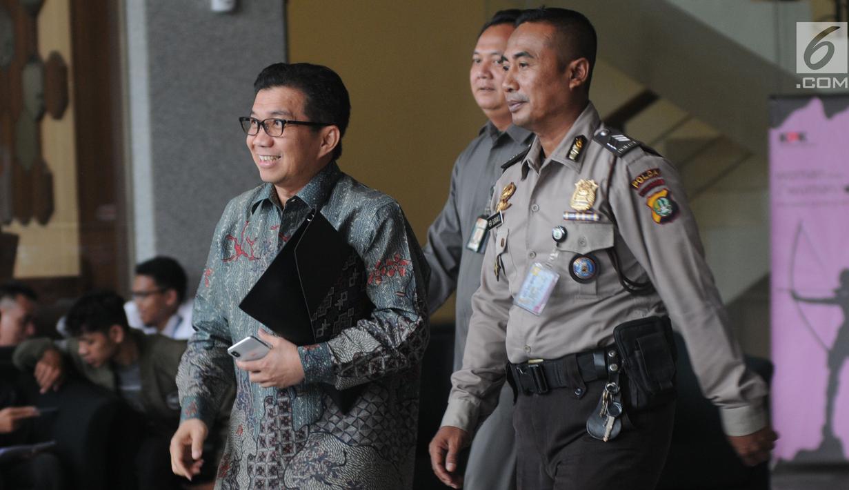 Mantan Deputi Gubernur Bank Indonesia Muliaman D Hadad (kiri) usai menjalani pemeriksaan oleh penyidik di Gedung KPK, Jakarta, Senin (27/5/2019). Muliaman diperiksa untuk dimintai keterangan terkait pengembangan kasus Bank Century. (merdeka.com/Dwi Narwoko)