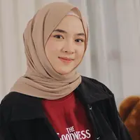 Dalam kegiatan sehari-hari, Nissa Sabyan lebih sering tampil sederhana dan santai. Ia juga beberapa kali memilih menggunakan kaus yang dipadukan dengan outer jaket jeans. (Liputan6.com/IG/@nissa_sabyan)