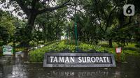 Suasana Taman Suropati yang sepi di Jakarta, Kamis (31/12/2020). Pemprov DKI Jakarta mulai hari ini menutup sementara seluruh taman dan hutan kota di Ibu Kota jelang Tahun Baru 2021 untuk mengantisipasi penyebaran virus Covi-19. (Liputan6.com/Faizal Fanani)