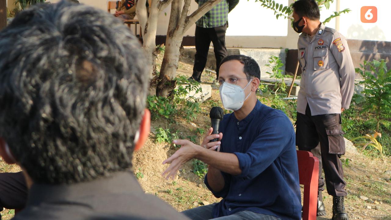 Nadiem Makarim saat berdialog dengan guru dan kepala sekolah di Kota Palu