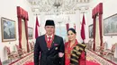 Annisa Pohan tampil cantik elegan mengenakan kebaya merah dengan padu padan kain wastra bernuansa hitam yang kontras, namun serasi. Kalung emas dan heels kuning kecokelatan menjadi penyempurna keseluruhan penampilannya. [Foto: Instagram/annisayudhoyono]