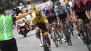 Egan Bernal (kuning) dari tim Ineos, melewati tantangan 21 etape sejauh 3,480 km berkompetisi dengan 176 pebalap dari 22 tim aga rmenjadi yang terbaik di Tour de France 2019 kali ini. (AFP/Jeff Pachoud)