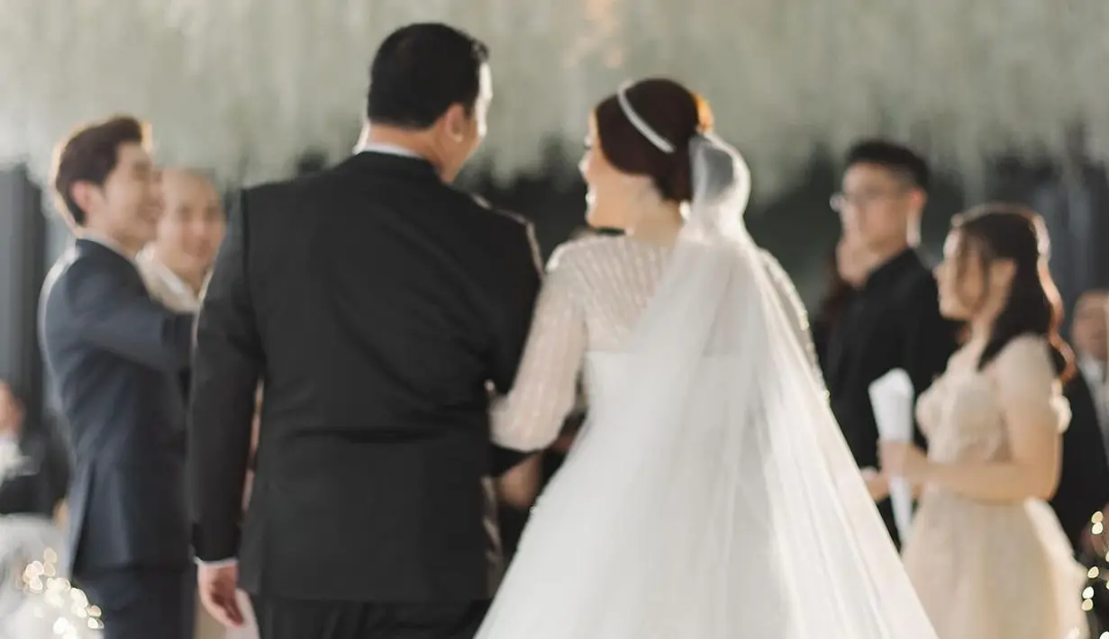 Tampak beberapa fotonya dibagikan dengan cerita pernikahan yang harus diundur dan di gelar secara intimed. "PART 1 I’m Married 😊 - Tanpa mengurangi rasa hormat , ijinkan ak share pernikahanku di bulan Juni kemarin," tulis Tina Toon dalam unggahan 12 Juli malam. [Instagram/tinatoon101]