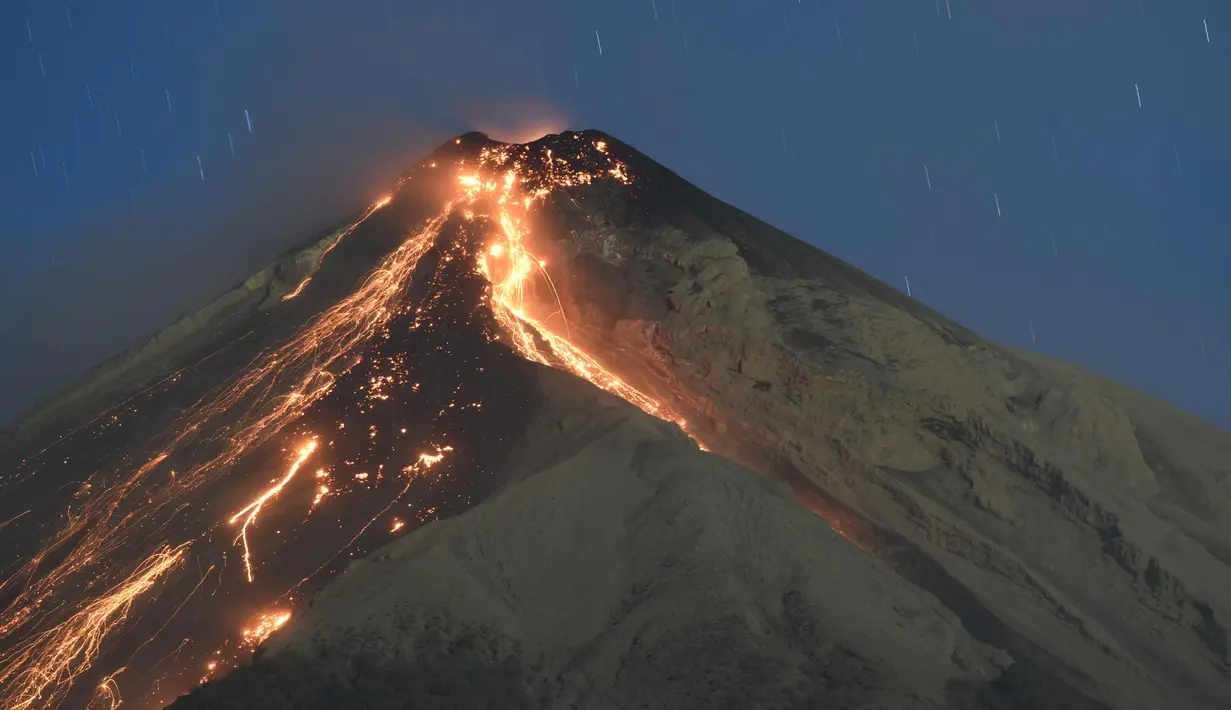 Gunung Fuego mengeluarkan lava panas terlihat dari kota Alotenango di daerah Sacatepequez, 65 km tenggara Kota Guatemala, (1/20). Letusan gunung tersebut baru mereda setelah 20 jam lamanya. (AFP Photo/Johan Ordonez)