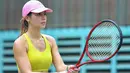 <p>Pevita Pearce memulai hari dengan olahraga tenis. Ia pun kembali membuat banyak netizen terpana dengan penampakan cantiknya. (Instagram/pevpearce)</p>