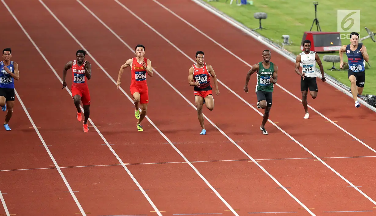 Sprinter Indonesia, Lalu Muhammad Zohri (keempat kanan) saat lari nomor 100 meter putra pada semifinal atletik Asian Games 2018 di Stadion Utama GBK, Jakarta (26/8). Muhammad Zohri mencatatkan waktu 10,24 detik. (Liputan6.com/Fery Pradolo)