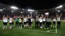 Para pemain Liverpool bertepuk tangan saat menyapa fans usai pertandingan semifinal Liga Champions Stadion Olimpiade di Roma (2/5). Liverpool takluk 4-2 atas Roma di leg kedua  dan melaju ke final usai menang agregat 7-6. (AP Photo/Alessandra Tarantino)