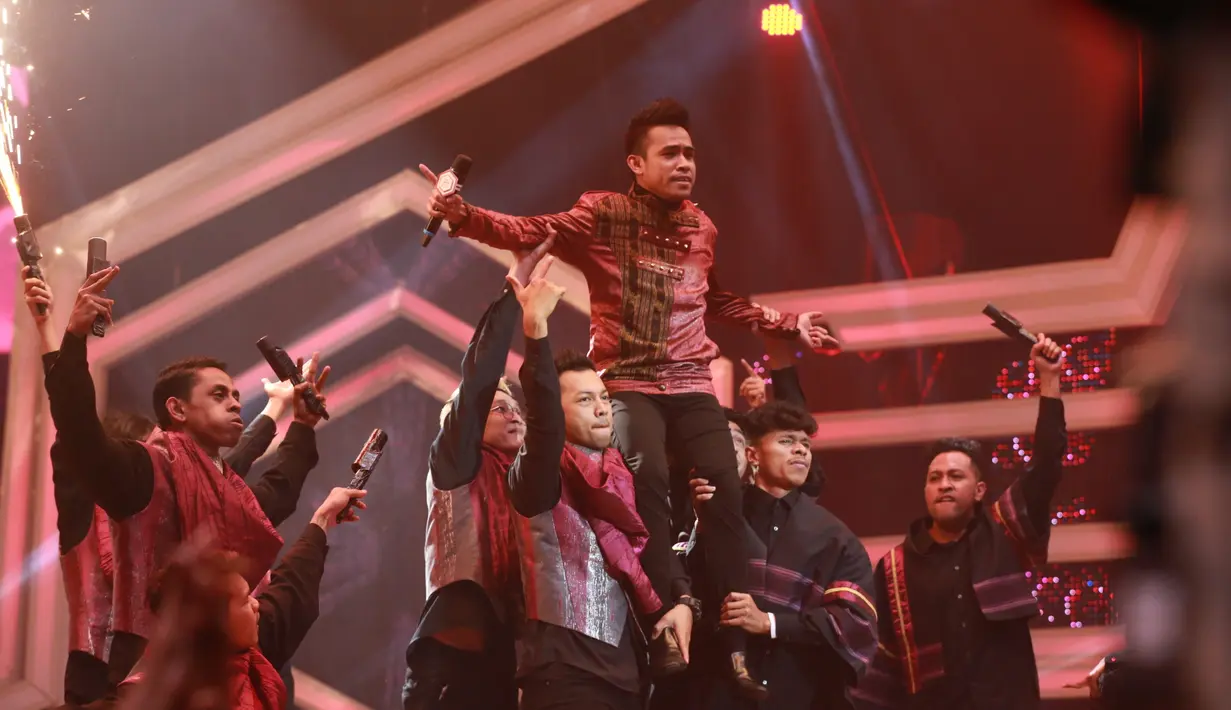 "Kalau nyanyi dangdut kebanyakan di bully sama teman-teman khususnya yang pemain band. Kadang saya beranikan diri, mereka sampai bully saya, Fildan jadi feeling dangdut," ujar Fildan saat itu. (Adrian Putra/Bintang.com)