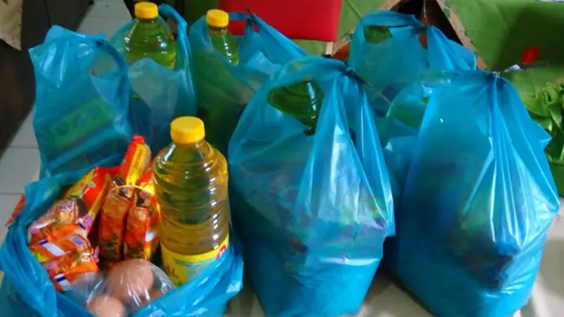 Guru di SDN 2 Klapasawit, Purbalingga membantu pedagang jajanan sekolah dengan sembako. (Foto: Liputan6.com/Humas Pemkab Purbalingga/rudal Afgani)