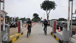 Pengendara sepeda akan melintasi Gate parkir akses masuk RPTRA/RTH Kalijodo, Jakarta, Rabu (3/5). Gate parkir yang terpasang sebanyak 4 palang pintu itu dibagi dua akses masuk dan dua untuk akses keluar. (Liputan6.com/Yoppy Renato)