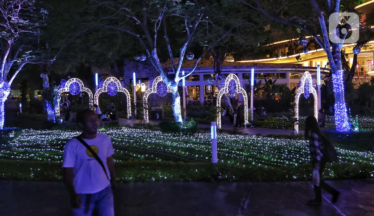 Dekorasi Natal menghiasi mal Central Park, Jakarta, Rabu (11/12/2019). Sejumlah pusat perbelanjaan di Jakarta mulai memasang dekorasi Natal untuk menarik minat pengunjung agar datang dan berbelanja. (Liputan6.com/Johan Tallo)