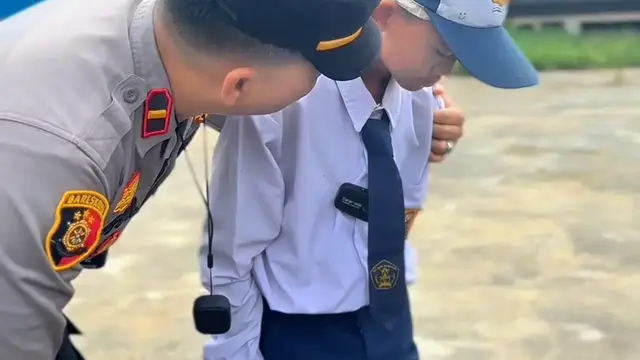 Ipda Ripal Indrawata Saat Merazia Sepatu Siswa