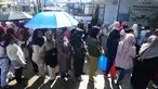 Warga penerima Kartu Jakarta Pintar (KJP) mengantre untuk membeli sembako bersubsidi di mini market Kawasan Duri Kosambi, Jakarta Barat, Selasa (8/7/2025). (merdeka.com/Arie Basuki)