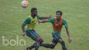 Bek Barito Putera, Hansamu Yama, duel udara dengan striker Persipura Jayapura, Marianus Wanewar, saat seleksi Timnas Indonesia U-22 di Lapangan SPH Karawaci, Banten, Kamis (23/2/2017). (Bola.com/Vitalis Yogi Trisna)