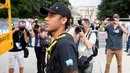 Neymar memakai alat pengaman sebelum main bola di kursi raksasa di Place des Nations, Jenewa, Swiss (15/7). Neymar ditunjuk sebagai duta LSM Handicap International yang berfokus membantu orang-orang cacat dan rentan. (Laurent Gillieron/Keystone via AP)