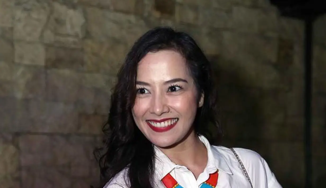 Hubungan Vonny dan Arik pun mencuat di tengah prses perceraian Atalarik dengan Tasania Marwa. Kendati demikian, Vonny pernah mengatakan bahwa mereka hanya sebatas teman saja. (Nurwahyunan/Bintang.com)