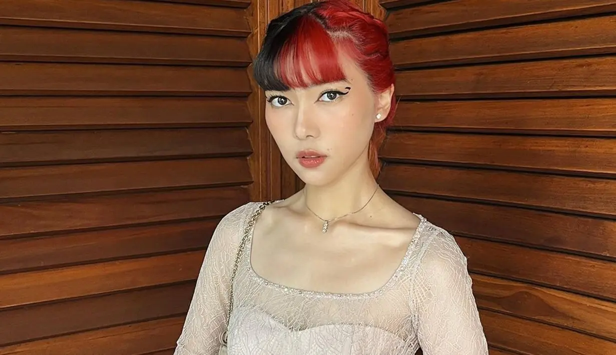 Dalam unggahan terbarunya, Isyana Sarasvati terlihat mengenakan kebaya modern dengan warna putih namun dipadukan dengan kain batik warna cokelat. Dengan rambut nyentrik, penampilan wanita 29 tahun ini seperti perpaduan antara nuansa budaya dan kesan modern.(Liputan6.com/IG/@isyanasarasvati)