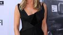 Aktris AS Jennifer Aniston berpose saat menghadiri "AFI Life Achievement Award Gala" ke-46 di Dolby Theatre di Hollywood, Los Angeles, AS (7/6).  Jennifer Aniston tampil penuh senyum mengenakan gaun berwarna hitam. (AFP Photo/Valerie Macon)