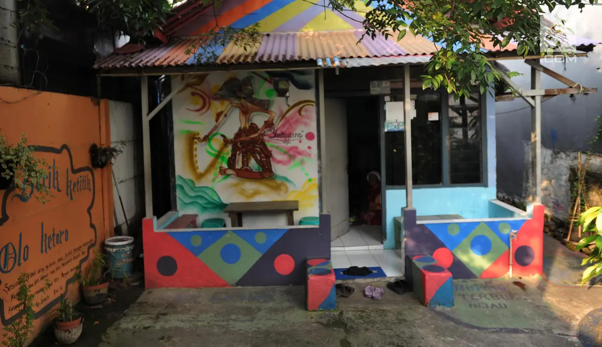 Kondisi rumah warga di Kampung Bekelir, Jalan Perintis Kemerdekaan, Kota Tangerang, Banten, Selasa (17/4). Jumlah mural/grafiti di kampung ini sekarang mencapai 1.121 gambar. (Merdeka.com/Arie Basuki)