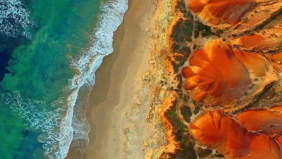 	Pantai pasir putih yang menakjubkan diambil di Port Noarlunga, Australia (Doc: Dronestagram/ KillabeMedia)
