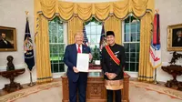 Duta Besar RI untuk AS M. Lutfi bersama dengan Presiden AS Donald Trump di Ruang Oval, Gedung Putih. (Dok: KBRI Washington D.C/ Kemlu RI)