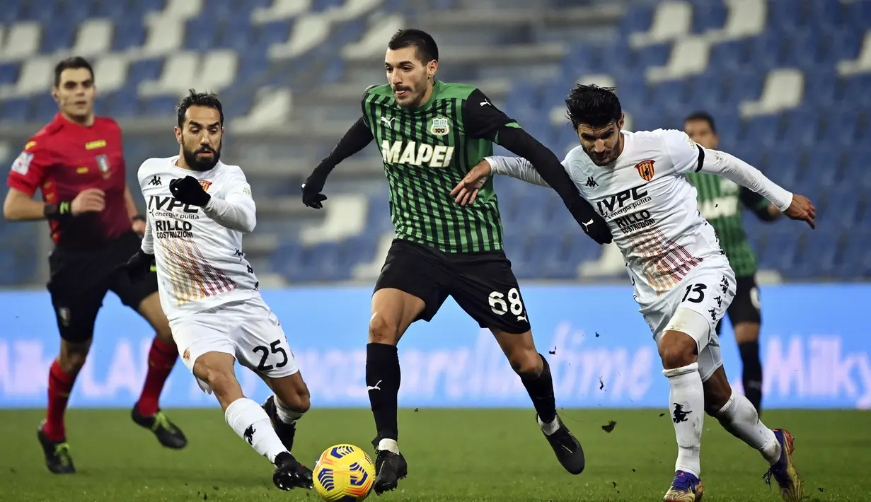Gelandang Sassuolo, Mehdi Bourabia (tengah) dikawal dua pemain Benevento, Marco Sau (kiri) dan Alessandro Tuia, dalam laga lanjutan Liga Italia Serie A 2020/21 pekan ke-11 di Mapei Stadium, Jumat (11/12/2020). Sassuolo mengalahkan Benevento 1-0. (LaPresse via AP/Massimo Paolone)