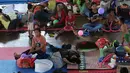 Penduduk desa beristirahat setelah dievakuasi di tempat penampungan sementara di Kabupaten Klungkung, Bali (22/9). (AFP Photo/Sonny Tumbelaka)