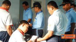 Citizen6, Subang: Seluruh personel Lanud Suryadarma menjalani pengambilan sample darah, guna pemeriksaan penyakit HIV/AIDS. Pemeriksaan dilakukan oleh paramedis Rumah Sakiit Kantor Sentral Komunikasi (Senkom) Lanud Suryadarma, Selasa (14/06). (Pengirim: D
