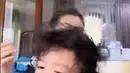 Penampakan rambut Thania Putri Onsu yang masih basah sehingga harus dikeringkan terlebih dahulu dengan hair dryer agar bisa dikuncir. (Foto: Instagram/@sarwendah29)