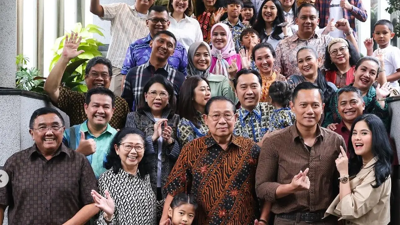 Potret keluarga besar Sarwo Edhi Wibowo (Sumber: Instagram/annisayudhoyono dan Instagram/agusyudhoyono)
