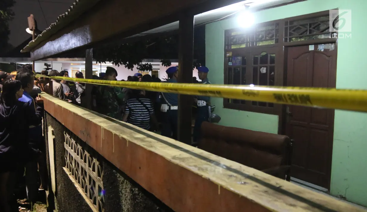 Polisi memasang garis polisi di lokasi  perampokan disertai pembunuhan di komplek TNI AL Pondok Labu, Jakarta, Kamis (5/4). Peristiwa terjadi saat korban menjalani salat Maghrib di kamar tengah. (Liputan6.com/Arya Manggala)