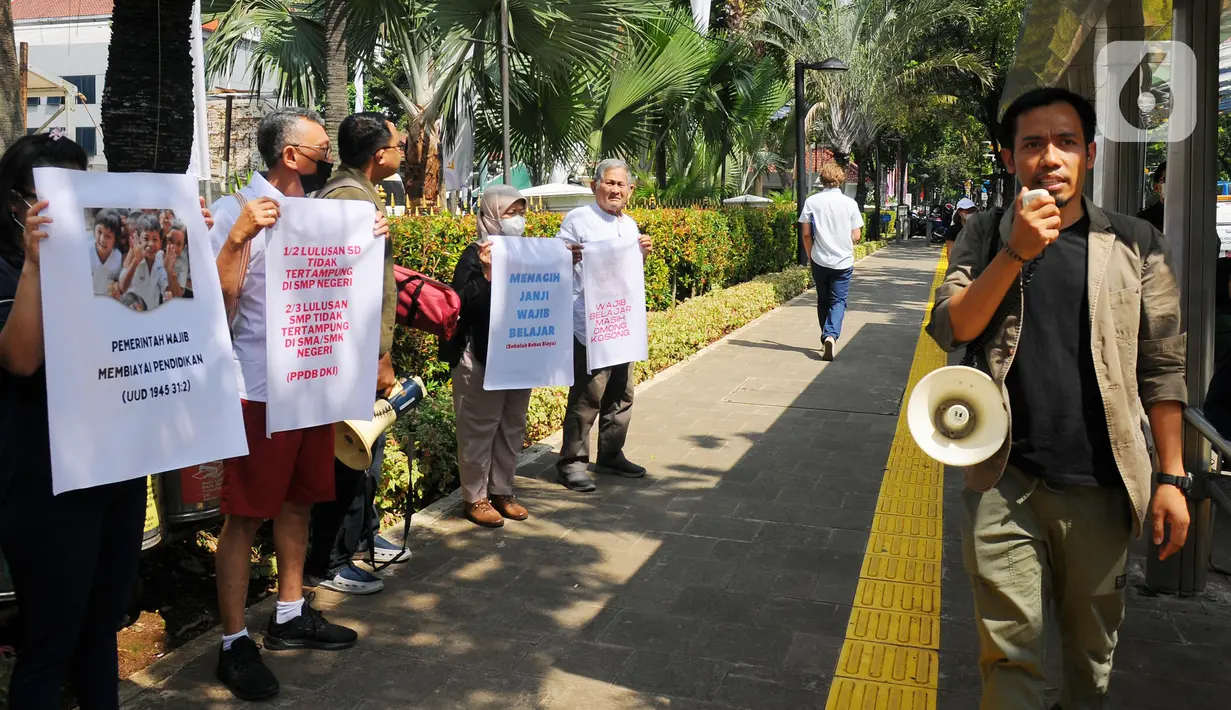 Mereka memprotes mengapa sistem PPDB bersama hanya berlaku di jenjang SMA saja. Orangtua yang anaknya tidak diterima di sekolah SMP negeri terpaksa masuk ke SMP swasta tanpa bantuan pemerintah. (merdeka.com/Imam Buhori)