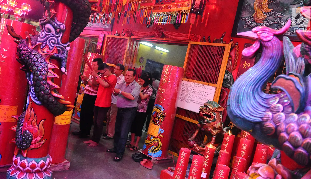 Warga keturunan Tionghoa bersembahyang pada malam Tahun Baru Imlek di Vihara Amurva Bhumi, Jakarta, Senin (04/2). Sembahyang menyambut Tahun Baru Imlek 2570 sebagai ungkapan syukur dari Tuhan. (Liputan6.com/Herman Zakharia)
