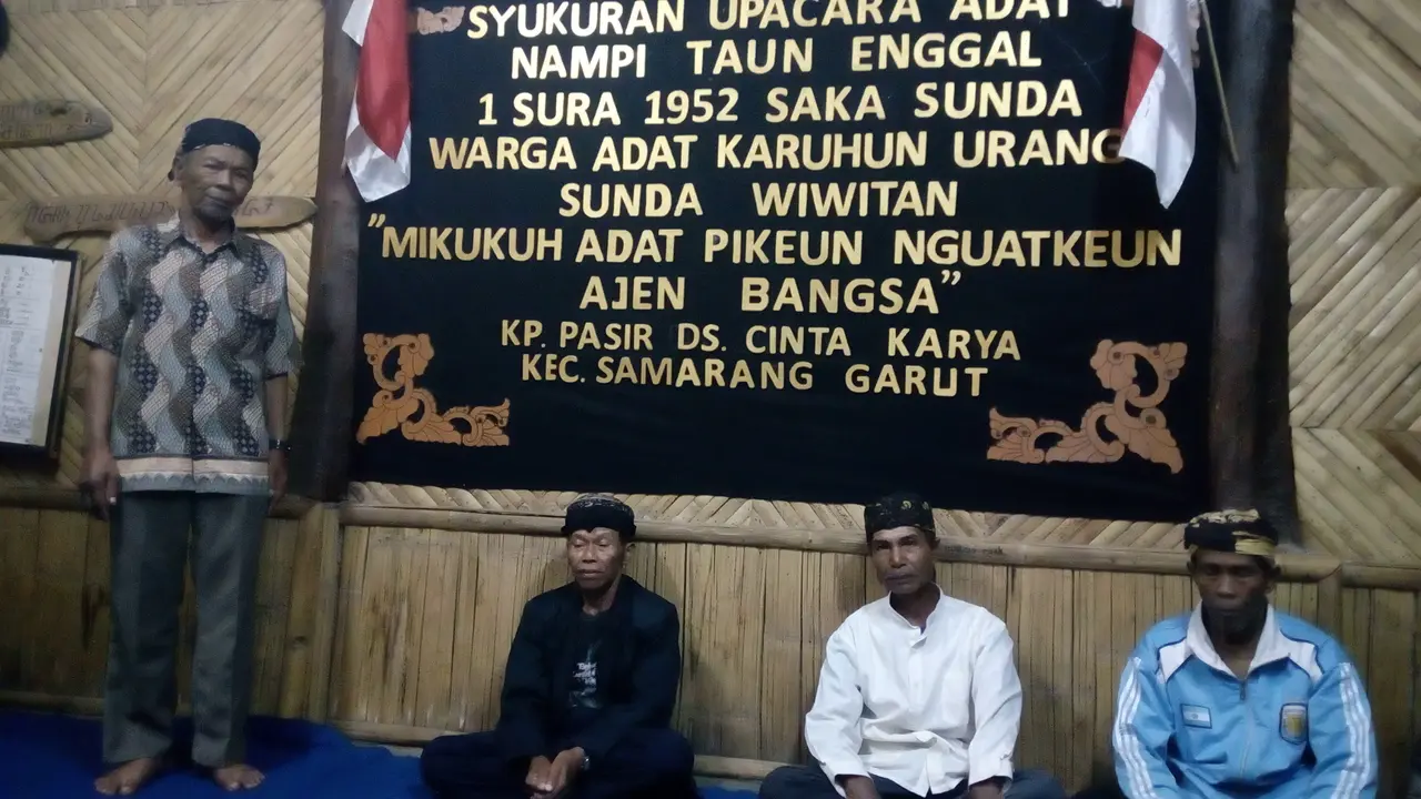 Para tetua Sunda Wiwitan Madrais kampung Pasir, Kecamatan Smarang, Garut tengah melaksanakan ritual olahrasa jadwal petang