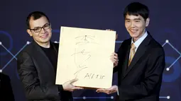 CEO DeepMind Technologies dan pengembang AlphaGO, Demis Hassabis (kiri)  berpose dengan Lee Sedol di Korea Selatan, (12/3). Sedol yang sudah tiga kali kalah dan akhirnya berhasil mengalahkan sang program kecerdasan buatan ini. (REUTERS/Kim Hong-Ji)