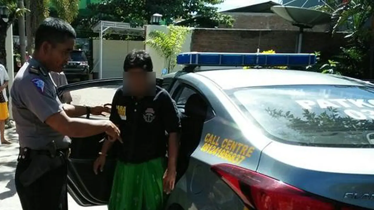Pelaku Dugaan Pencabulan, inisial BJ (46) seorang remaja masjid di Kab. Gowa, Sulsel.saat digelandang Polres Gowa (Liputan6.com/ Eka Hakim)
